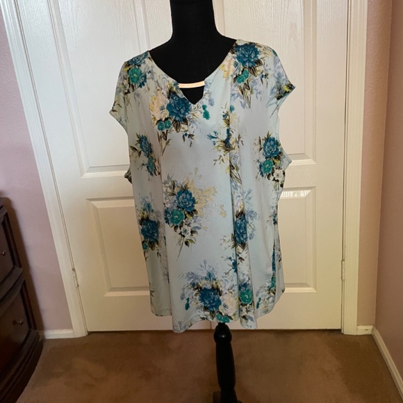 Emaline cap sleeve floral blouse - Picture 2 of 5